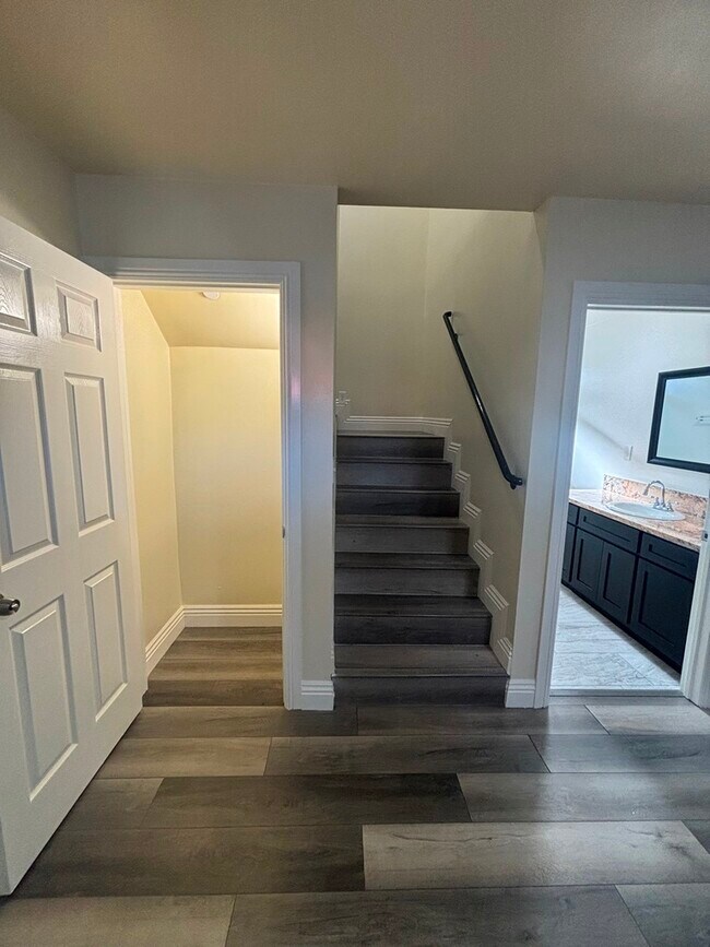 Foto del edificio - 1229 W Gage Ave