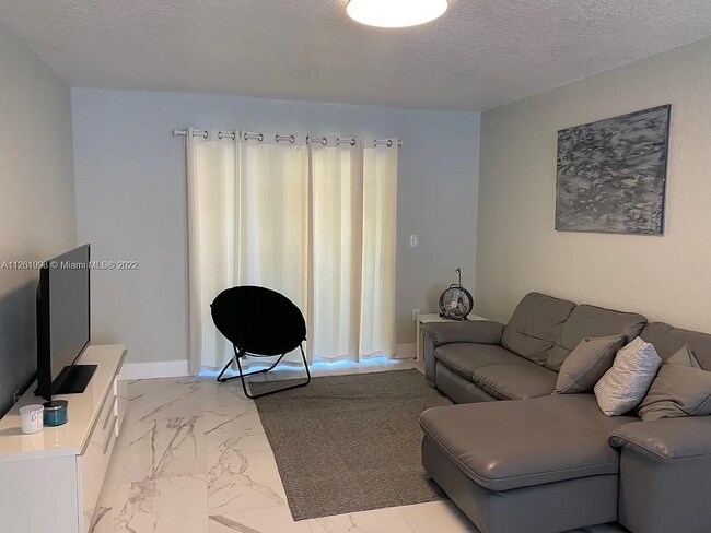 Living area - 1580 West Ave