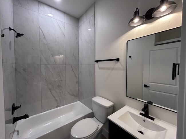 Building Photo - 3915 Rodeo Dr N