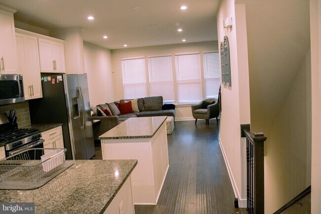 Foto del edificio - 6212 Editors Park Dr