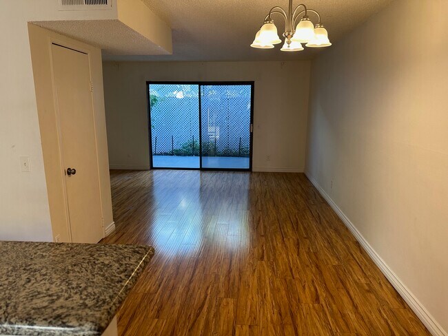 Foto del edificio - 727 E Tujunga Ave