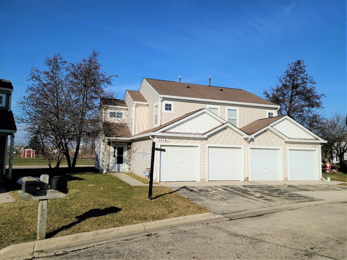 1316a Jenna Dr, South Elgin, IL 60177 Townhouse for Rent in South