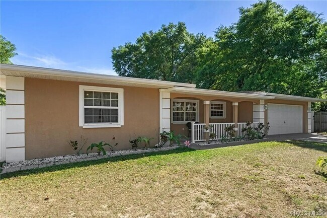 Building Photo - 1121 Lakeview Dr
