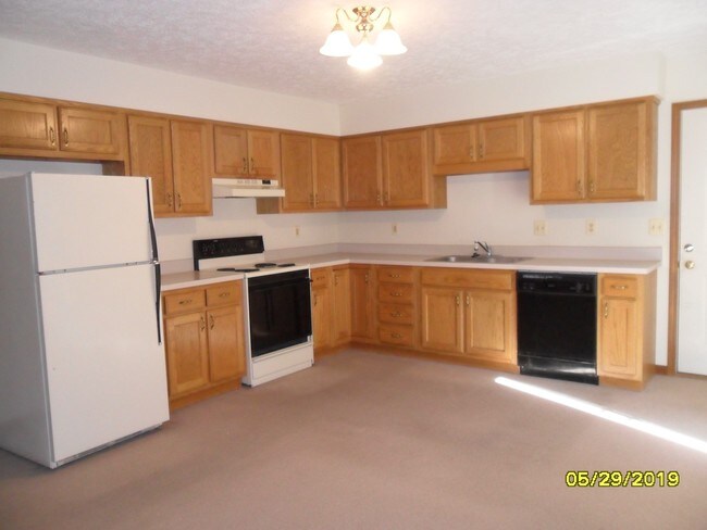 large kitchen - 302 N Ireland Blvd
