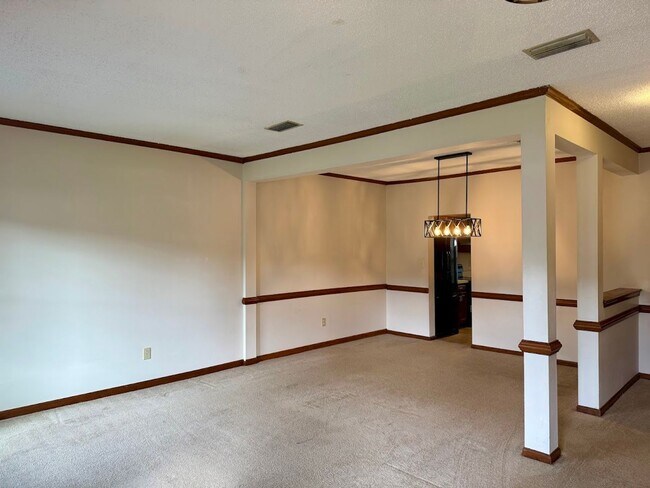 Foto del edificio - Stunning 3-bedroom Townhome in Heart of Vi...