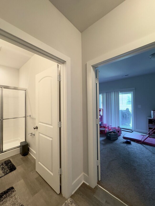 Building Photo - Charming 4 Bedroom/3.5 Bathroom in New WIn...