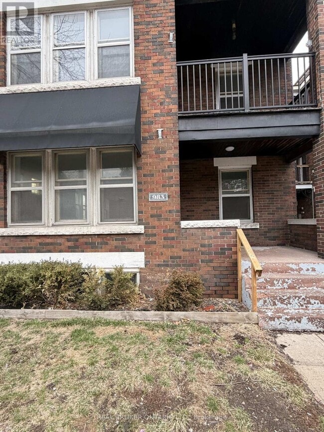 Building Photo - 983 Main St E