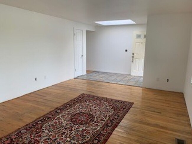 Foto del edificio - Highly Desirable Kingsgate 5 bedroom, 2.5 ...