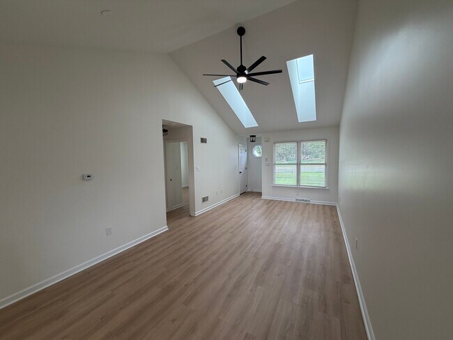 Foto del edificio - 43 Knollwood Rd
