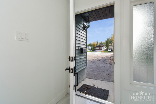 Photo du bâtiment - Family-Friendly 3-Bedroom Upper-Floor Home...