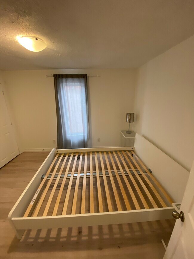 Photo du bâtiment - INCLUSIVE 2 bedroom Upper Unit - Includes ...