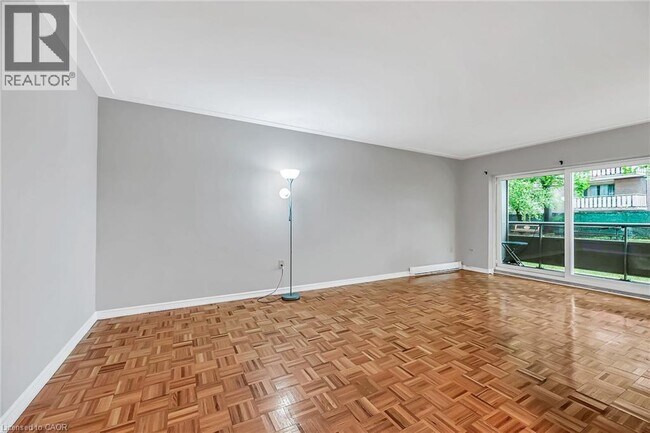 Photo du bâtiment - 11 Woodman Dr S