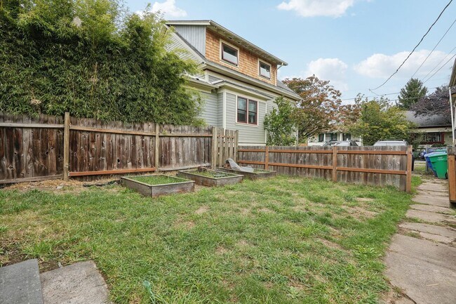 Building Photo - Charming Bungalow