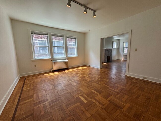 Foto del edificio - Available August 1, 2026; Lease will end J...