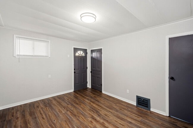 Building Photo - 2 Bedroom House in Whitaker available NOW!