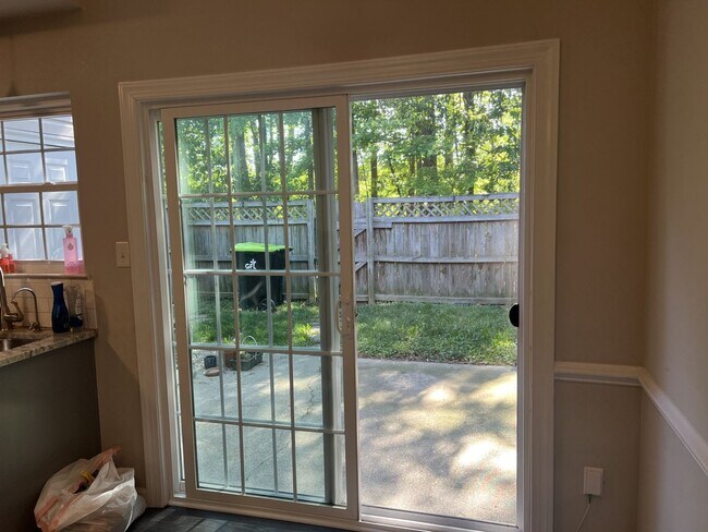 Foto del edificio - Beautifully updated townhome in Smithy Glen, Coventry!