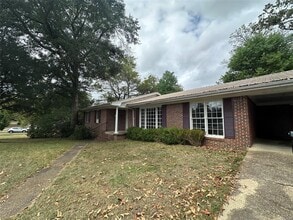 Building Photo - 811 Shadow Ln