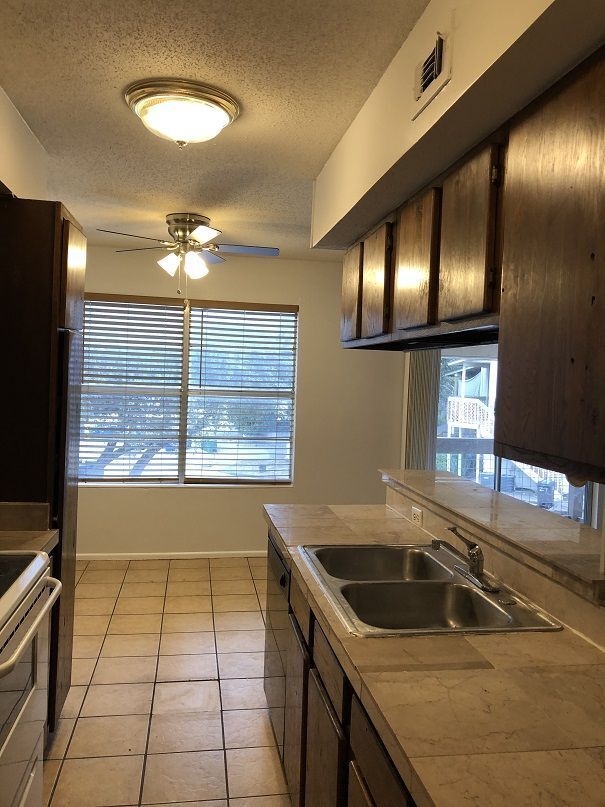 Building Photo - Two Bedroom Medical Center Area
