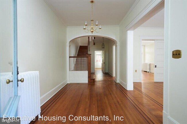 Foto del edificio - 5 br, 3.5 bath House - 2614 Cathedral Ave....