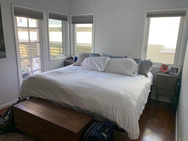 King Size Bed Master Bedroom - 851 Oxford Ave