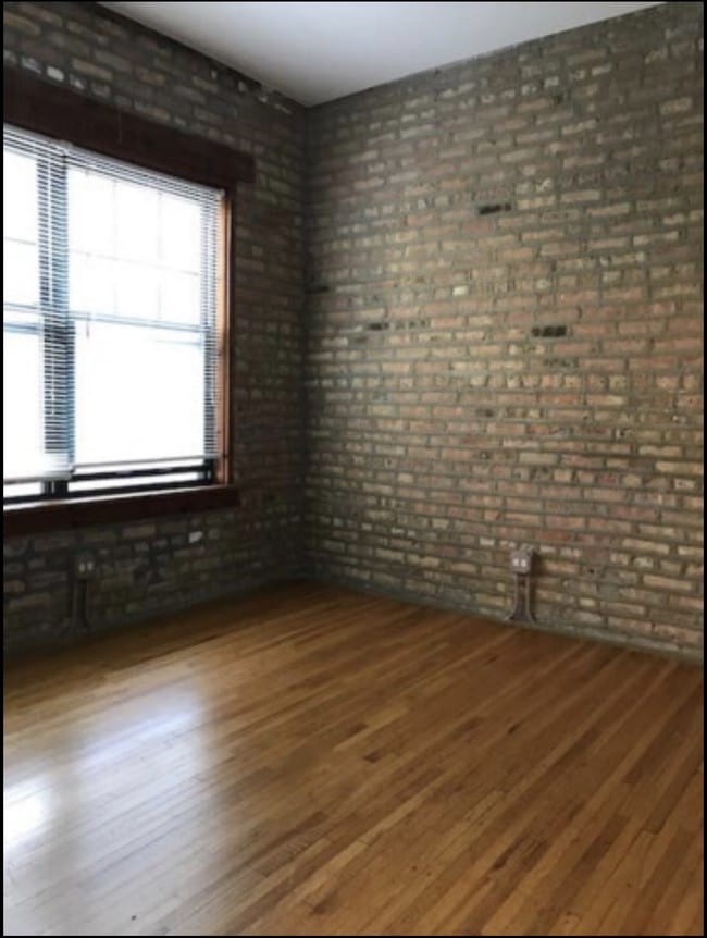 Building Photo - 7033 N Sheridan Rd