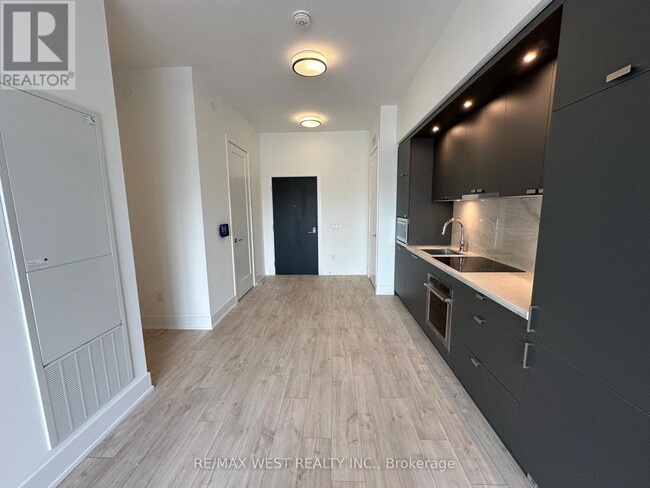 Building Photo - 259 The Kingsway