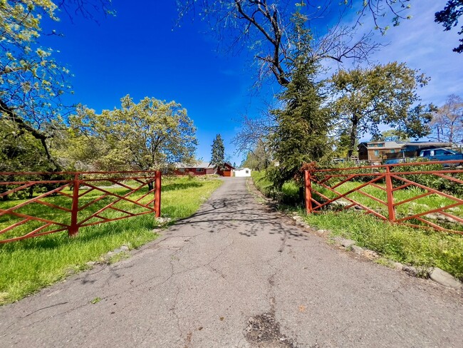 Building Photo - Charming 2 Bed / 2 Bath Home on 1.05 Acres...
