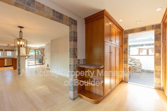 Building Photo - 4740 McKinley Dr