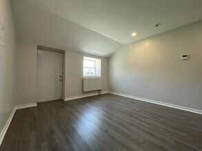 Building Photo - 165 Dorset St E