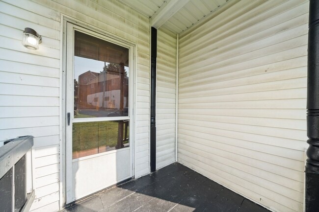 Building Photo - Fresh 3 bedroom home in Jeannette availabl...