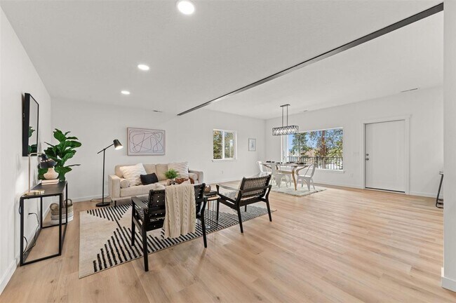 Foto del edificio - Brand New 2 Bed, 2 Bath Townhouse w/ a View!