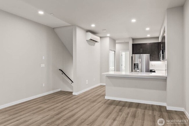 Building Photo - 3bd/2.5ba Lynnwood Townhome