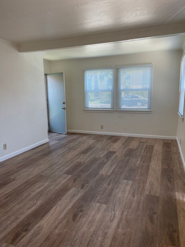 Building Photo - Mandarin Drive Tri-Plex
