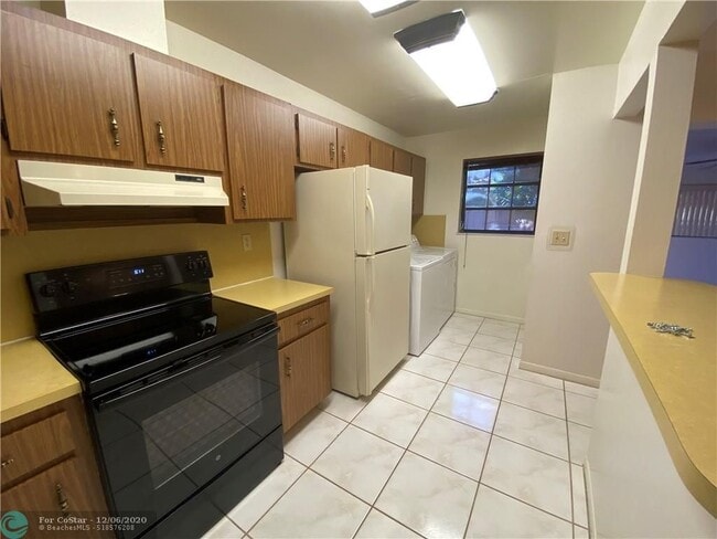 Building Photo - 508 SW 93rd Pl