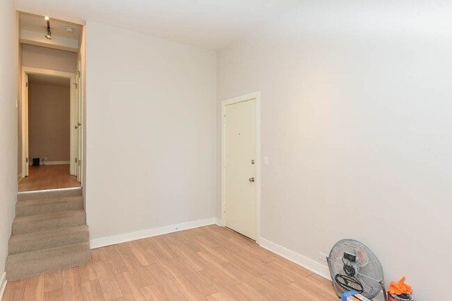 Building Photo - 511 W Belmont Ave