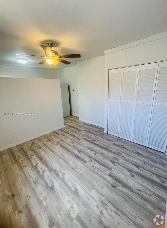 Building Photo - 613 Sharar Ave