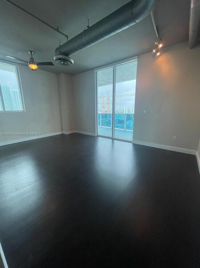 Foto del edificio - 700 NE 25th St