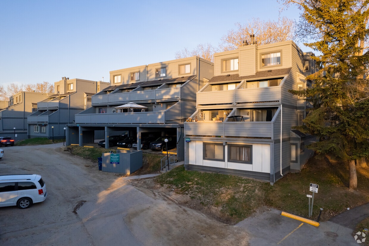 Primary Photo - Queen's Park Townhomes