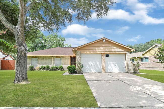 Building Photo - 1718 Foxwood Ct