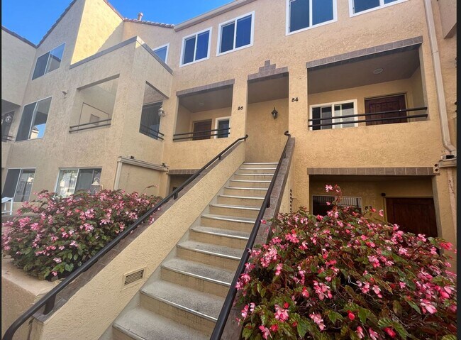 Building Photo - Gorgeous 2BR/2.5BA Condo in University City/Golden Triangle