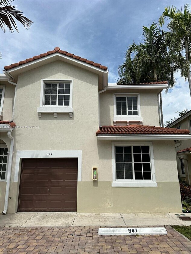 Foto principal - 20901 NW 14th Pl