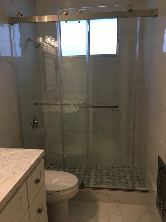 Building Photo - 8539 Saturn St