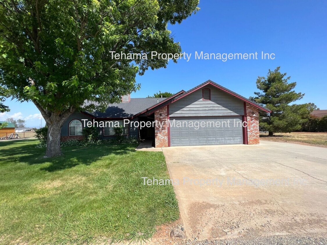 Foto principal - 3 Bedroom 2 Bath Home on 1 Acre West of Town