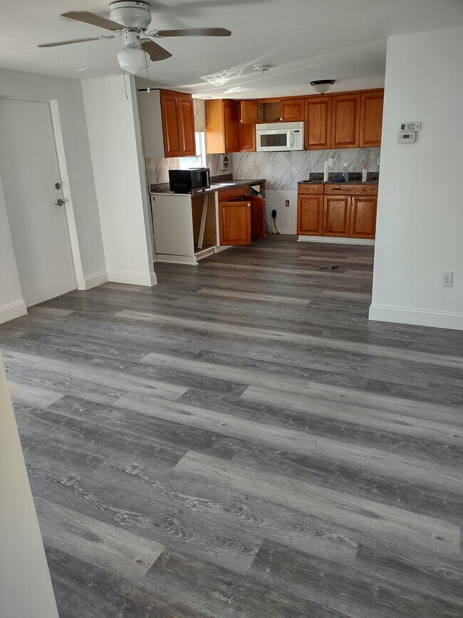 SALA DE ESTAR - 7402 Demure Ln