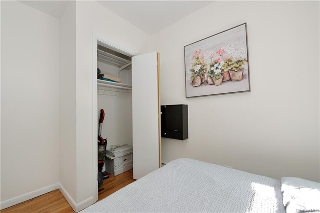 Building Photo - 356 W 37th St