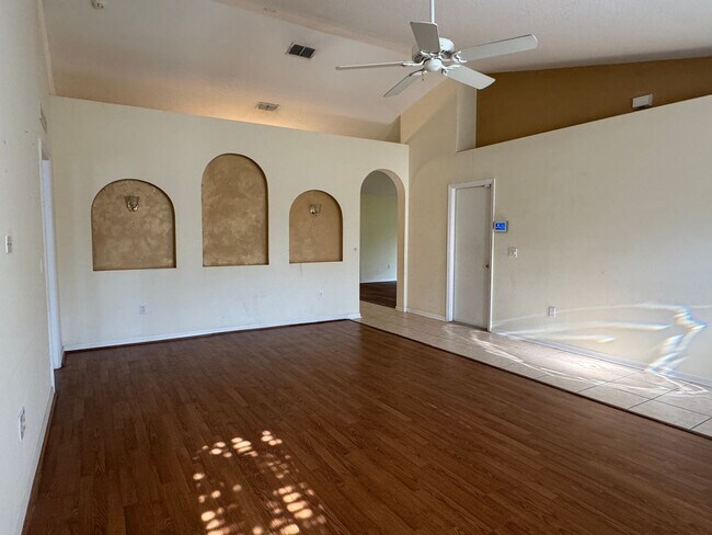 Foto del edificio - COMING SOON! Spacious 4-Bedroom, 2-Bath Eu...