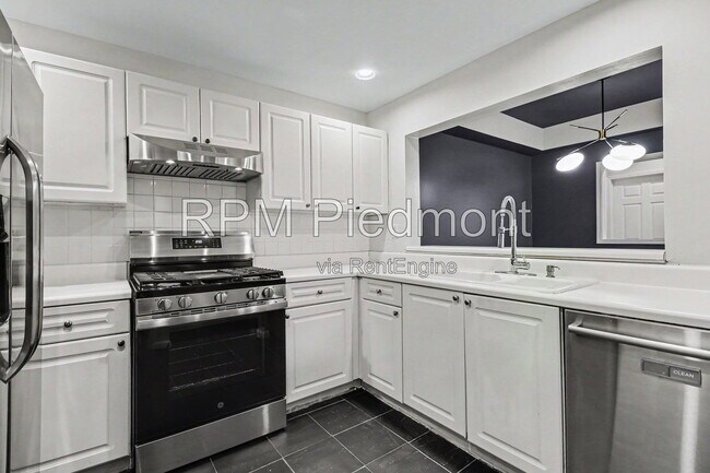 Foto del edificio - 220 Renaissance Pkwy NE