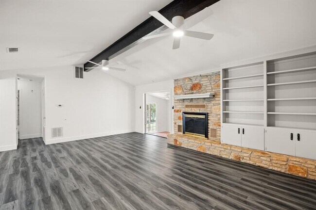 Foto del edificio - 15302 Spring Hill Ln