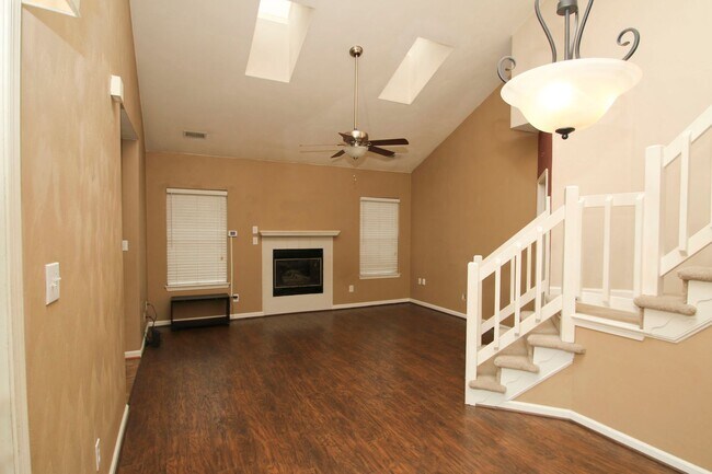 Foto del edificio - Townhome in sought after Coventry.