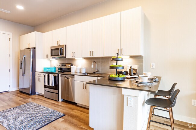 Studio, 1 Bath - 561 SF - 1701 Central Apartments